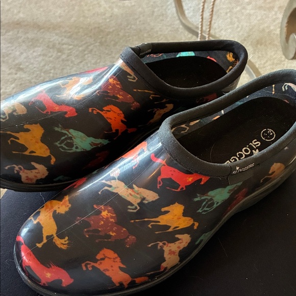 SLOGGERS Women’s Black Waterproof Shoes, Multi-Color Horse Pattern. 10 EUC - Picture 3 of 15